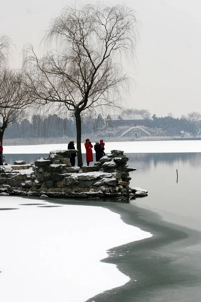 Відвідувачі Приймають Фотографії Засніженій Літній Палац Пекіні Китай Лютий 2009 — стокове фото