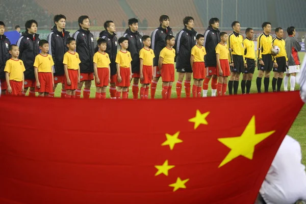 Membri Della Nazionale Cinese Calcio Maschile Posano Con Arbitri Bambini — Foto Stock