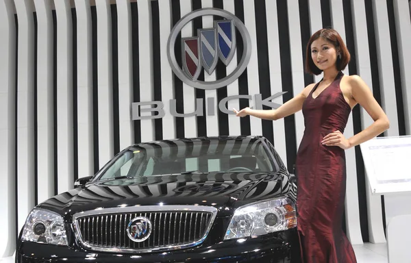 Modelo Posa Com Carro Buick Durante Show Automóveis Cidade Nanjing — Fotografia de Stock