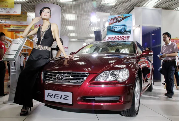 Modelo Chinês Posa Lado Toyota Reiz Durante Uma Exposição Automóveis — Fotografia de Stock
