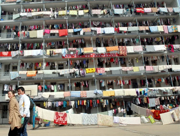 Des Étudiants Chinois Passent Devant Dortoir Étudiantes Avec Une Blanchisserie — Photo