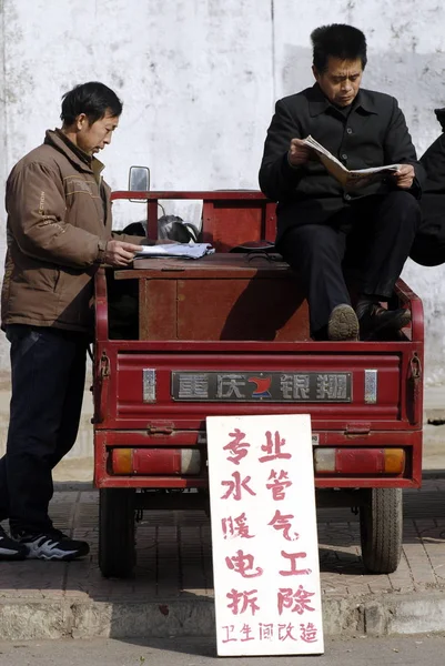 Trabajadores Migrantes Chinos Desempleados Leen Revistas Mientras Esperan Empleo Mercado —  Fotos de Stock