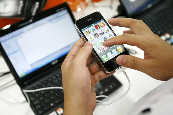Comprador Chino Prueba Teléfono Inteligente Apple Iphone Una Tienda Electrodomésticos — Foto de Stock