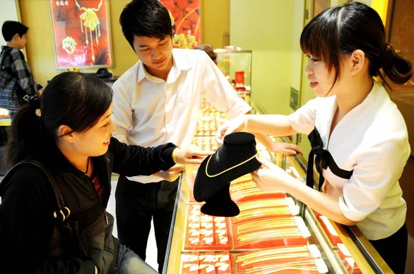 Clientes Chineses Compram Jóias Ouro Uma Loja Departamento Cidade Lianyungang — Fotografia de Stock