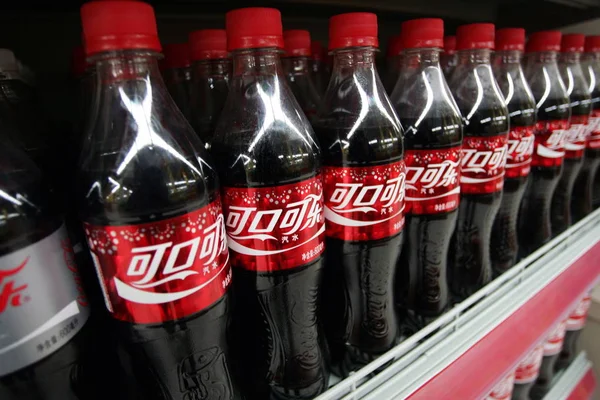 Láhve Coca Cola Prodávají Supermarketu Městě Weifang Východní Chinas Shandong — Stock fotografie