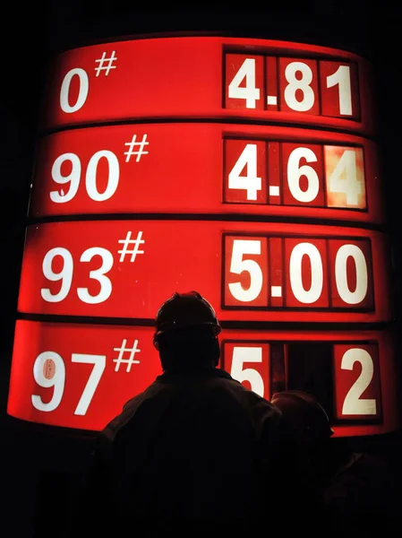 Trabalhador Chinês Estação Serviço Atualiza Preços Dos Combustíveis Posto Gasolina — Fotografia de Stock