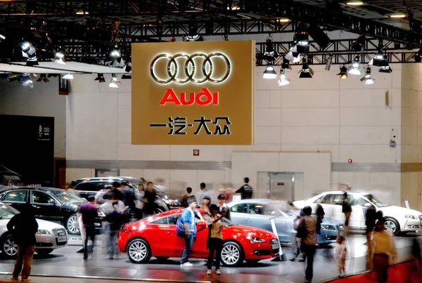 Les Visiteurs Regardent Les Voitures Audi Lors Salon Automobile Nanjing — Photo