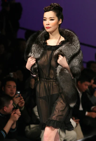 Model Parades Pulaimu Fur Trends Collection 2009 2010 2009 China — Stock Photo, Image