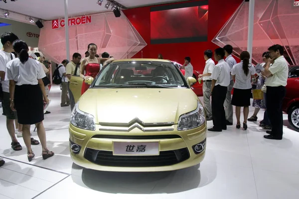 Kinesiska Besökare Tittar Citroen Quatre Bil Utställning Shanghai Kina Augusti — Stockfoto