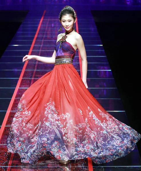 Pokaz Mody Denghao Podczas China Fashion Week Wiosna Lato 2011 — Zdjęcie stockowe