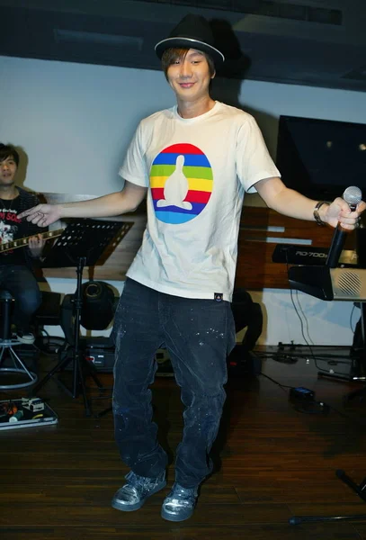 シンガポールの歌手 ラムは台北 中国での彼の今後のコンサートのリハーサルをする 2009 — ストック写真