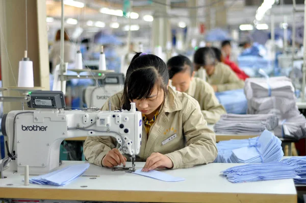 Lavoratori Filo Cinesi Fanno Camicie Presso Fabbrica Abbigliamento Qingdao Hoston — Foto Stock