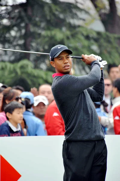Oss Golfare Tiger Woods Tee Finalrundan Hsbc Champions Golftävling Sheshan — Stockfoto