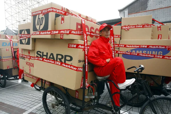 Personal Chino Sienta Triciclos Cargados Con Cajas Cartón Durante Apertura — Foto de Stock