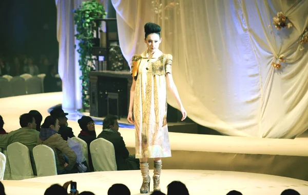 Pokaz Mody Botao Podczas China Fashion Week Wiosna Lato 2011 — Zdjęcie stockowe
