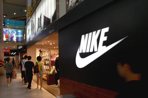Anwohner Gehen Einem Nike Laden Der Stadt Changsha Provinz Sichuan — Stockfoto