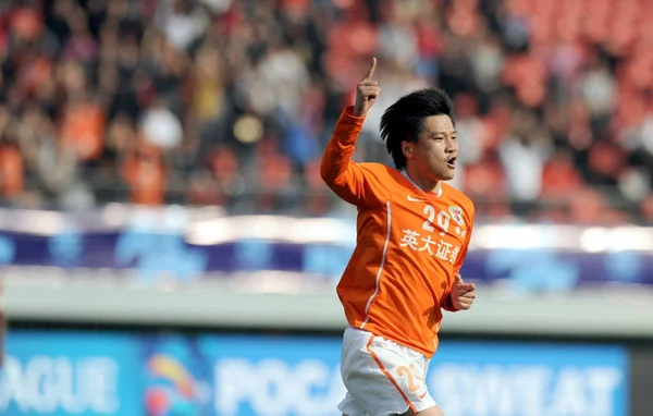 Jinyu Van Chinas Shandong Luneng Viert Het Scoren Van Een — Stockfoto