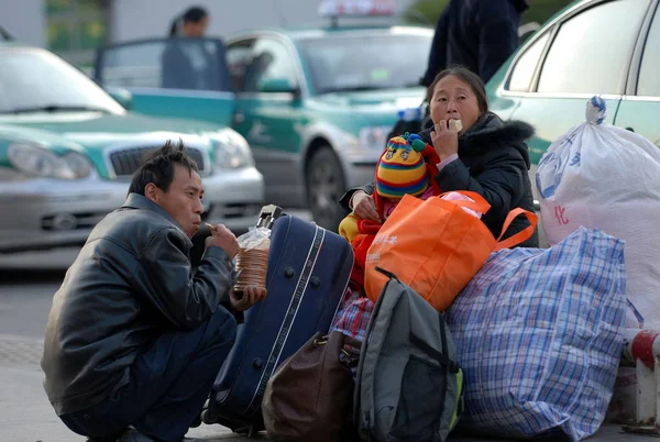 中国人出稼ぎ労働者 Guardinig 2008 東中国浙江省杭州市の杭州駅に帰って行くまでの電車の彼らの荷物を待つ — ストック写真