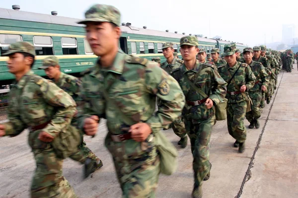 Des Soldats Chinois Armée Populaire Libération Arrivent Gare Xuchang Après — Photo