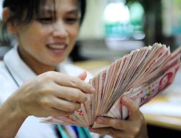 Chinese Clerk Counts Rmb Renminbi Yuan Banknotes Bank Qionghai City — Stock Photo, Image