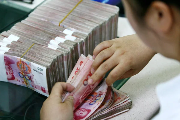 Chinese Clerk Counts Rmb Renminbi Yuan Banknotes Bank Fuyang City — Stock Photo, Image