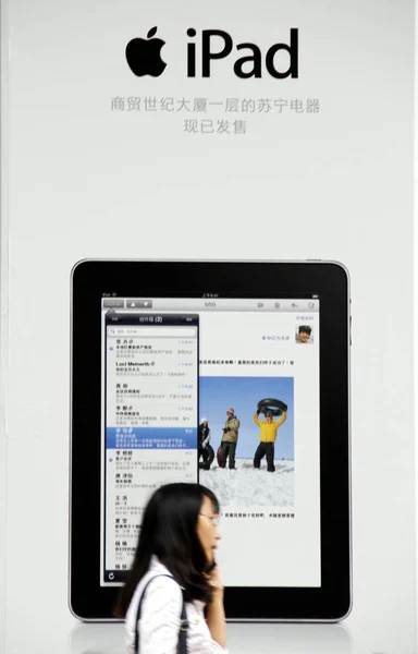 Uma Mulher Chinesa Passa Por Anúncio Para Ipad Apple Cidade — Fotografia de Stock