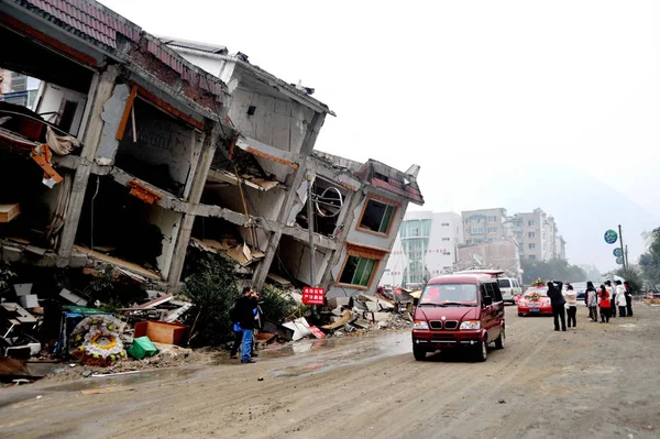 Esküvői Autók Látott Vezetői Múlt Lakóépületek Megsemmisült Május Erős Földrengés — Stock Fotó
