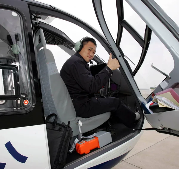File Kínai Rendőr Pan Xuegang Gesztusok Egy Helikopter Tulajdonában Lévő — Stock Fotó