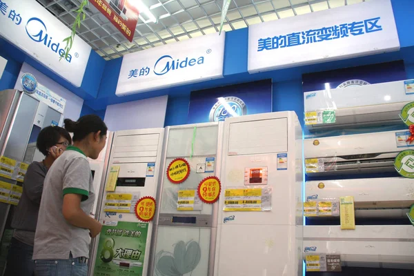 Kinesiska Konsumenter Titta Midea Luftkonditioneringsanläggningar Ett Hem Appinance Butik Nantong — Stockfoto