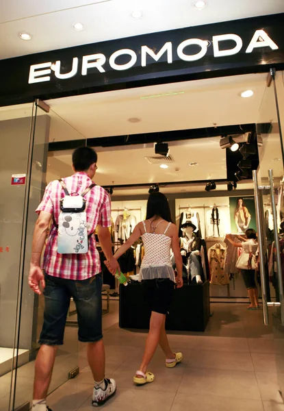 Clientes Chinos Compran Prendas Vestir Una Tienda Euromoda Mecoxlane Centro — Foto de Stock