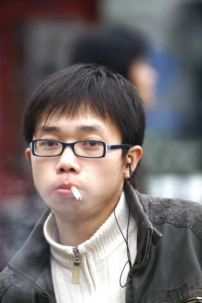 2009년 상하이의 길거리에서 담배를 피우고 — 스톡 사진