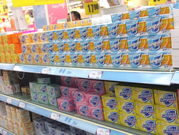 Gが製造したセーフガードの高級石鹸の箱は 2008年7月30日 中国の上海のスーパーマーケットで販売されています — ストック写真