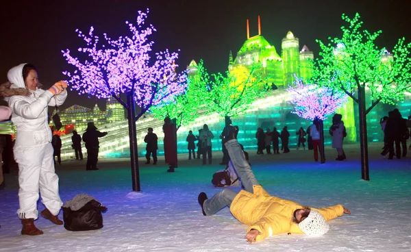 Chinese Visitors Take Photos Ice Snow World Park Harbin Northeast — Stock Photo, Image