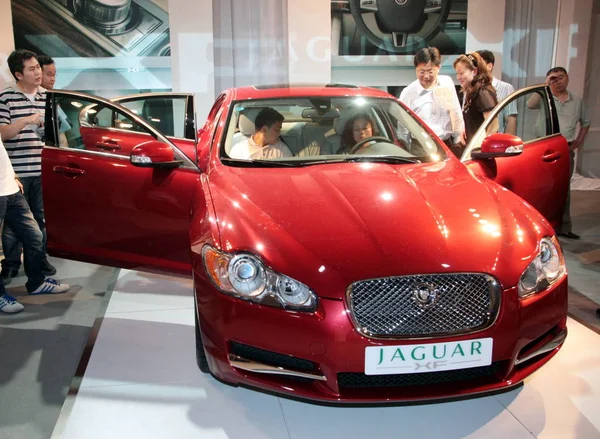 Visitantes Olham Experimentam Jaguar Uma Cerimônia Lançamento Jaguar Xangai China — Fotografia de Stock