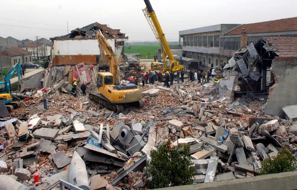 2009년 11일 장쑤성 단양에서 붕괴된 폐허에 생존자를 소방관들이 잔해를 치우고 — 스톡 사진