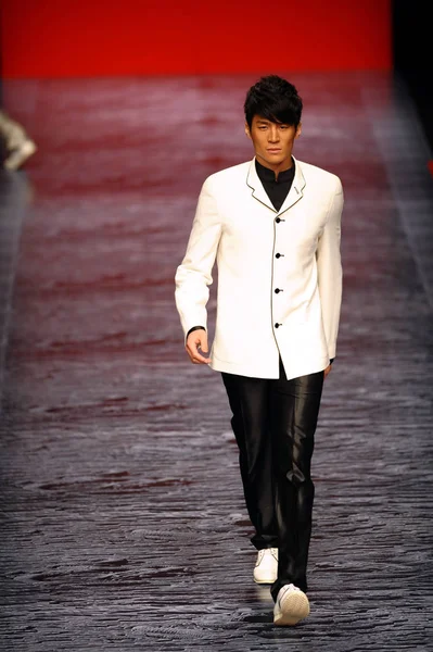 Fengfei Pokazu Podczas China Fashion Week Wiosna Lato 2011 Pekinie — Zdjęcie stockowe