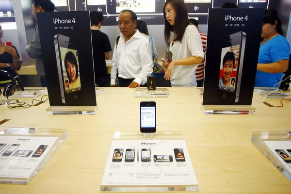 Κινέζοι Πελάτες Δοκιμάσουν Iphone Και Άλλα Προϊόντα Ένα Apple Store — Φωτογραφία Αρχείου