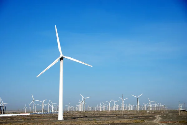 2010年10月5日 中国北西部 新江ウイグル自治区の風力発電所での風力タービンの眺め — ストック写真