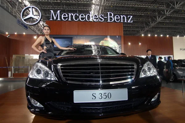 Sebuah Model Berpose Oleh Mercedes Benz S350 Selama Pameran Mobil — Stok Foto