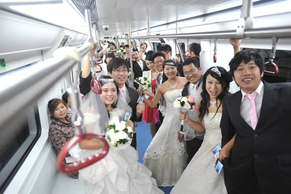 Chinesische Paare Während Einer Hochzeitszeremonie Einem Bahn Zug Der Shenyang — Stockfoto