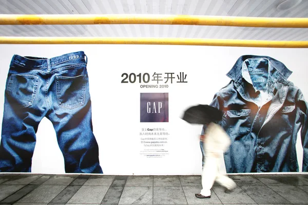 Homem Chinês Passa Por Anúncio Gap Xangai China Outubro 2010 — Fotografia de Stock
