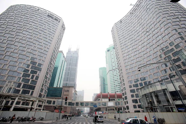 2009年2月13日 上海で建設中のジュメイラ シンティアンディ ホテルとコンラッド 上海ホテルの眺め — ストック写真