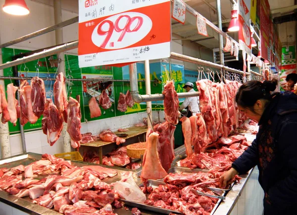 Китайский Покупатель Покупает Свинину Супермаркете Городе Ичан Провинция Хубэй Января — стоковое фото