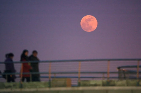 Cittadini Cinesi Locali Sono Visti Camminare Oltre Luna Piena Durante — Foto Stock