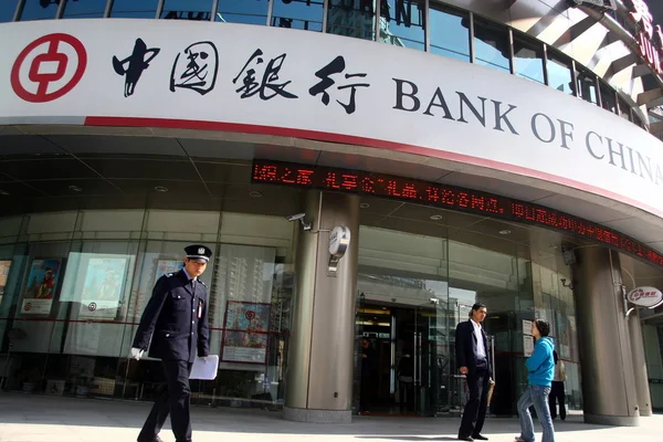 Des Résidents Locaux Passent Devant Une Succursale Banque Chine Shanghai — Photo