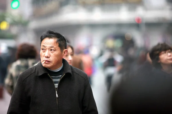 Китайський Чоловік Курить Шанхаї Бер 2009 — стокове фото