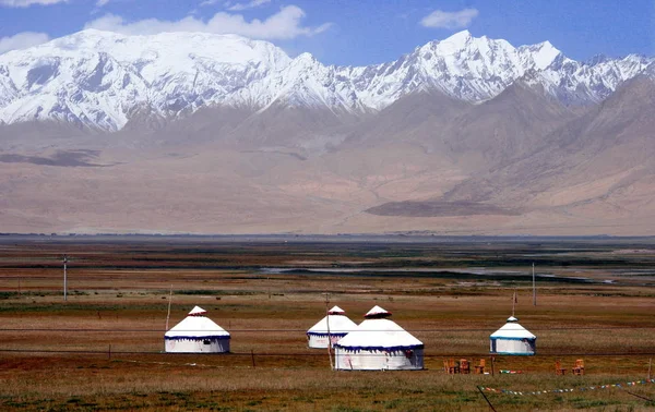 Paisagem Montanhas Neve Prados Com Iurtes Feltro Tashkurgan Tajik Condado — Fotografia de Stock