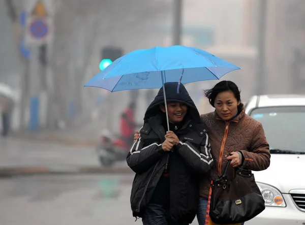 Smiling Local Chinese People Walk Rain Jinan East Chinas Shandong — Foto de Stock