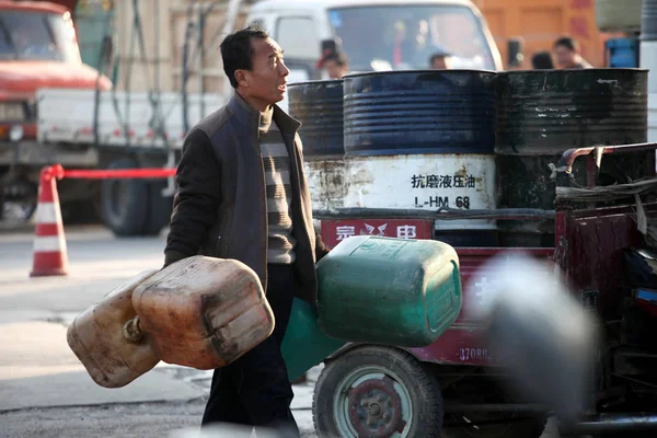 Des Chauffeurs Chinois Préparent Des Barils Pour Diesel Dans Une — Photo