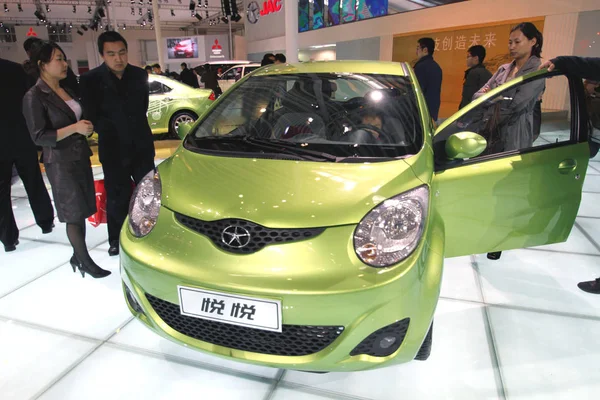 Compratori Auto Cinesi Guardano Una Macchina Jac Durante Una Fiera — Foto Stock